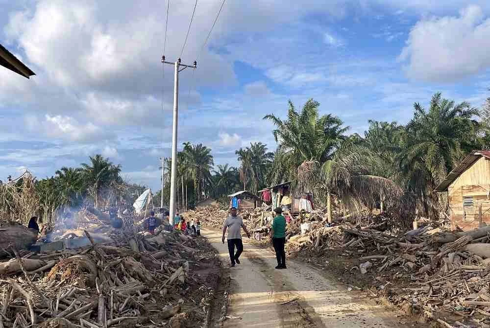 Penduduk tidak mempunyai pilihan selain mengumpul sisa kekuatan untuk memulakan kehidupan baharu, meskipun masih bergelumang dengan lumpur tebal dan diuji dengan kehilangan tempat tinggal. Foto Bernama