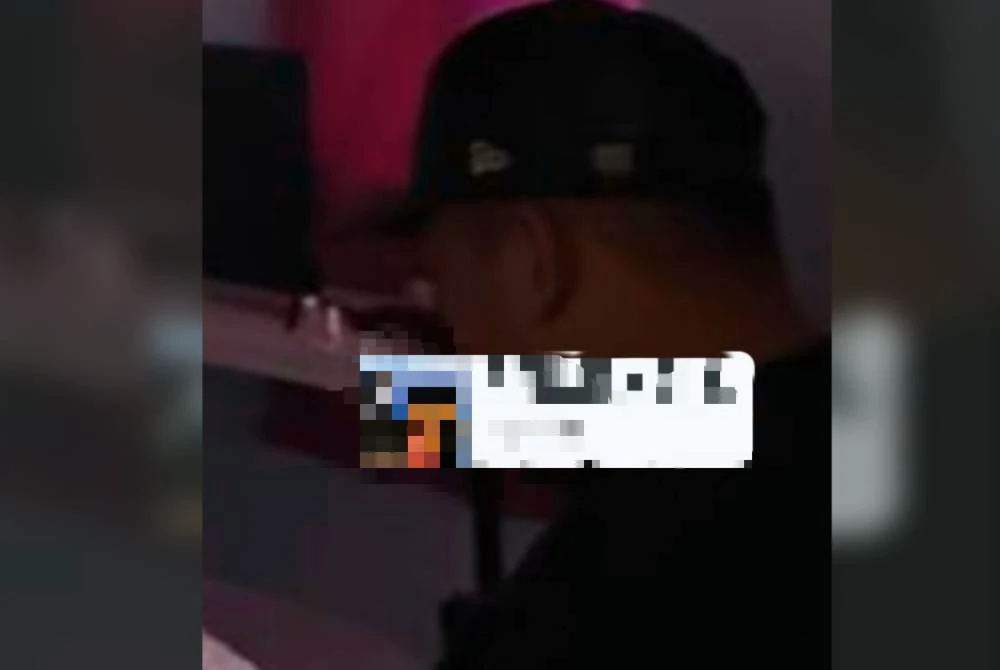 Anggota Penguatkuasa JAINJ menahan pasangann yang disyaki khalwat di sebuah hotel di Batu Pahat. Foto: JAINJ