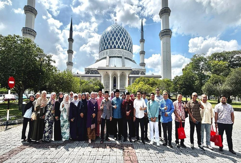 Sebahagian pengunjung bergambar pada Pelancaran Program Salam Shah Alam: Mosque Tourism Insight sempena Mosque Open Day di sini, Isnin.