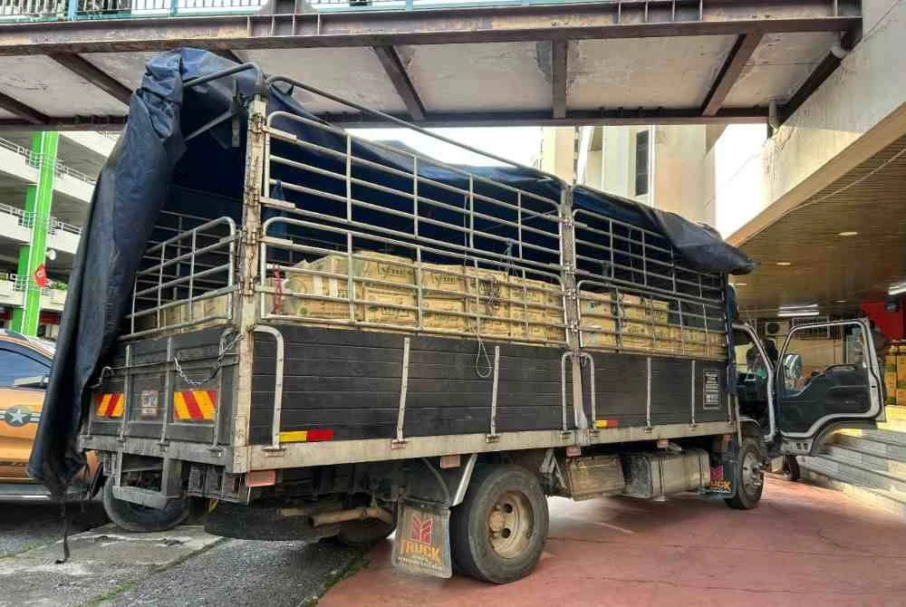 KPDN menyita lori dan minyak masak dengan nilai rampasan keseluruhan RM65,825. Foto: Ihsan KPDN