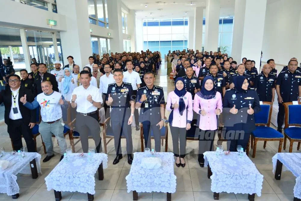 Fadil (tengah) dan Nurashidah (tiga dari kanan) semasa Majlis Prihatin Insani Bersama Perkep Kuala Lumpur di Ibu Pejabat Polis Kontinjen Kuala Lumpur pada Isnin. Foto: ASRIL ASWANDI SHUKOR.