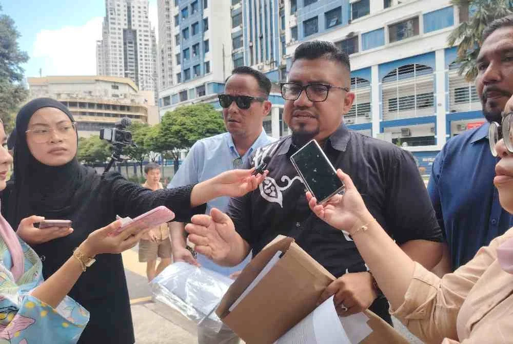 Chegubard lapor polis terhadap seorang pegawai kanan ATM di IPD Dang Wangi pada Isnin.