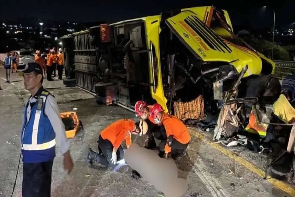 Anggota keselamatan sedang memberikan bantuan kepada salah seorang mangsa yang cedera. 