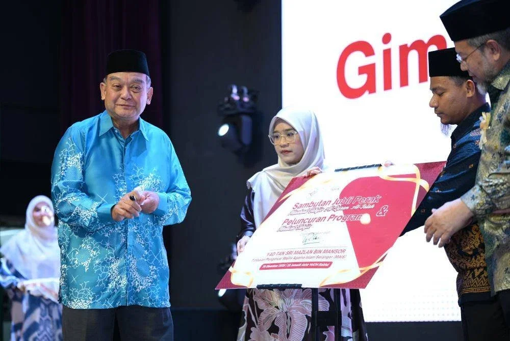 MAZLAN (kiri) menyempurnakan Majlis Sambutan Jubli Perak MTQI dan Peluncuran Medical Tahfiz di Shah Alam baru-baru ini. 