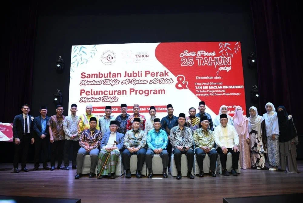 TETAMU kehormat bergambar kenangan bersama kakitangan MTQI. 