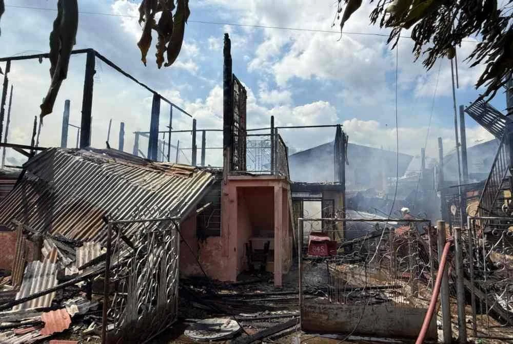 Keadaan rumah di kampung Pengkalan Rama Pantai yang terbakar. 