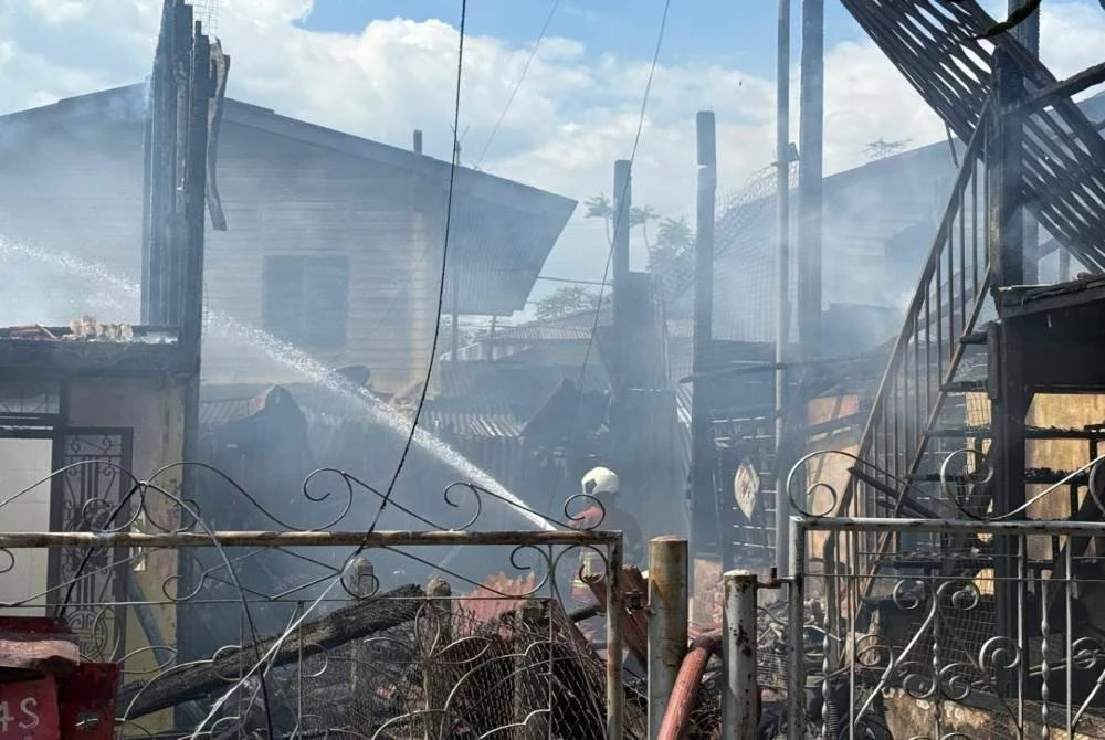 Keadaan rumah di kampung Pengkalan Rama Pantai yang terbakar. 