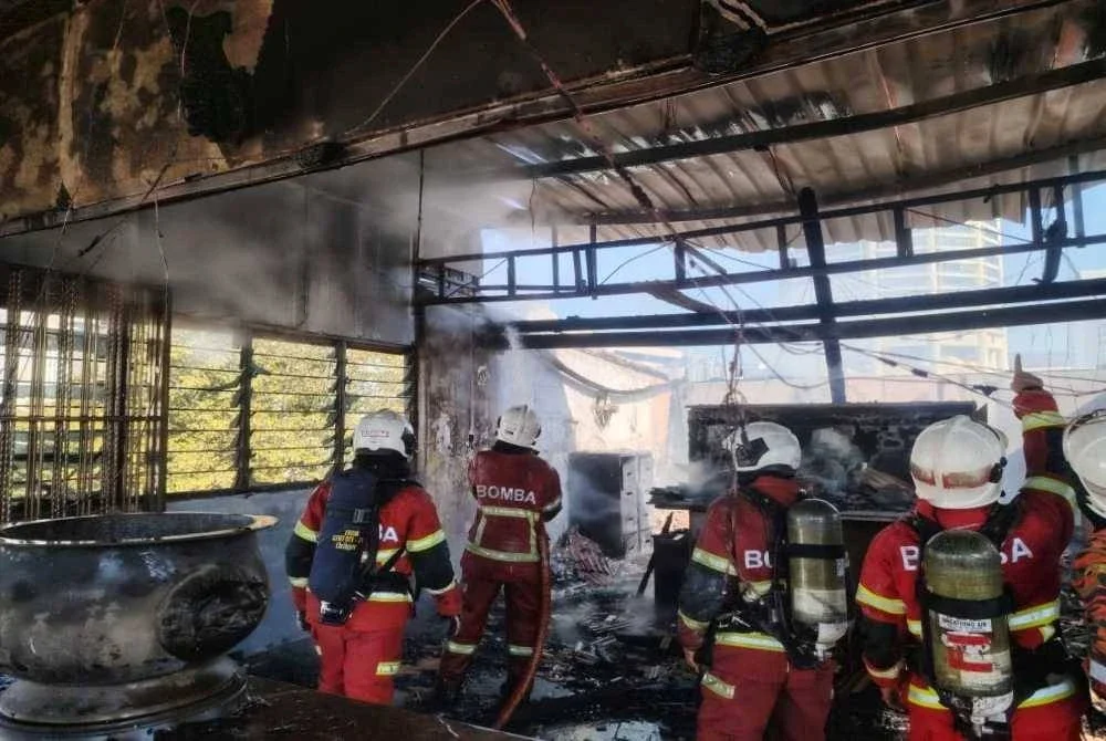 Anggota bomba memadamkan kebakaran. 