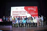 TETAMU kehormat bergambar kenangan bersama kakitangan MTQI. 