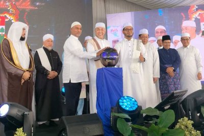 Ahmad Zahid (empat dari kiri) ketika menyempurnakan Himpunan Huffaz 2025 & Simfoni Dakwah Nusantara di Masjid Tuminah Hamidi di sini pada Ahad. 