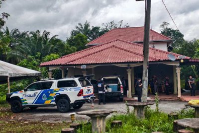 Polis menjalankan siasatan di sebuah rumah yang ditemukan mayat seorang wanita di dalam beg pada 18 Disember lalu.