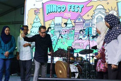 Mohamad Kamil (tengah) memukul gong sebagai tanda gimik perasmian Hingo Fest 2025 di Persiaran Bandaraya Ipoh pada Ahad.