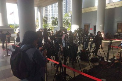 Pengamal media yang hadir di Kompleks Mahkamah Kuala Lumpur.