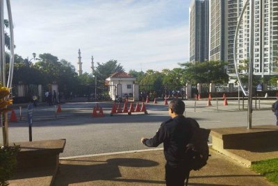 Keadaan di pintu masuk utama Kompleks Mahkamah Kuala Lumpur.