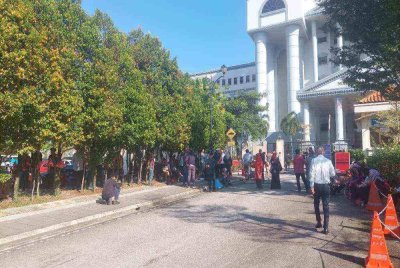 Penyokong tegar kepada bekas Perdana Menteri, Datuk Seri Najib Razak telah berada di perkarangan Kompleks Mahkamah Kuala Lumpur seawal jam 7 pagi pada Isnin