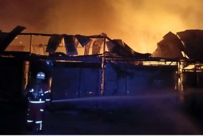 Seramai 25 anggota bersama empat jentera termasuk tiga jentera Fire Rescue Tender (FRT) dan sebuah jentera pasukan bomba sukarela (PBS) terlibat dalam operasi pemadaman.