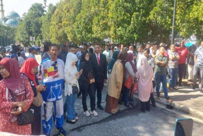 Antara penyokong Najib yang hadir di luar Kompleks Mahkamah Kuala Lumpur pada Isnin.