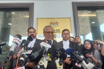 Muhammad Shafee (tengah) ketika ditemui di lobi Mahkamah Tinggi Kuala Lumpur pada Isnin.