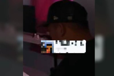 Anggota Penguatkuasa JAINJ menahan pasangann yang disyaki khalwat di sebuah hotel di Batu Pahat. Foto: JAINJ