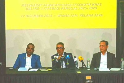 Mohd Yusoff (tengah) dalam sidang akhbar di Wisma FAM, Kelana Jaya pada Isnin.