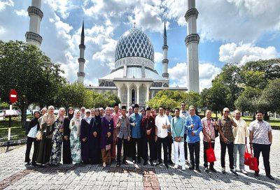 Sebahagian pengunjung bergambar pada Pelancaran Program Salam Shah Alam: Mosque Tourism Insight sempena Mosque Open Day di sini, Isnin.