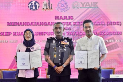 Fadil (tengah) dan Nurashidah (kiri) semasa Majlis Menandatangani Nota Kerjasama dalam Program Prihatin Insani Bersama Perkep Kuala Lumpur pada Isnin. Foto: ASRIL ASWANDI SHUKOR.