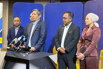 Abu Tariq (tiga dari kanan) ketika sidang akhbar selepas Sesi Libat Urus LHDN Bersama Dengan Persatuan Perdagangan di Menara LHDN di sini pada Isnin.