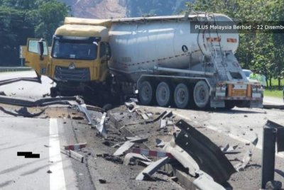 Lori tangki tersebut melintang di tengah lebuh raya menyebabkan beberapa lorong terhalang. Foto: PLUS