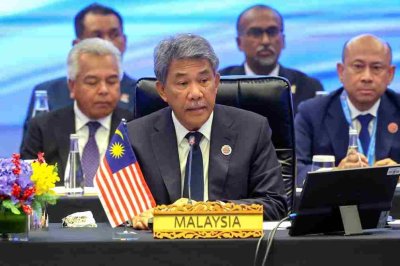 Mohamad menyampaikan ucapan pembukaan pada Mesyuarat Khas Menteri-Menteri Luar ASEAN (AMM) mengenai situasi terkini antara Thailand dan Kemboja, di Kuala Lumpur pada Isnin. Foto Bernama