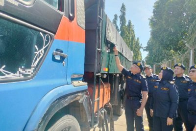 Stien Van Lutam memeriksa sebuah kenderaan yang dikatakan salah guna permit.