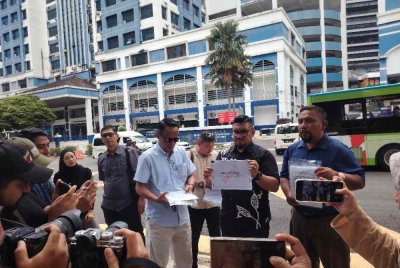 Chegubard (dua dari kanan) lapor polis terhadap seorang pegawai kanan ATM di IPD Dang Wangi pada Isnin.