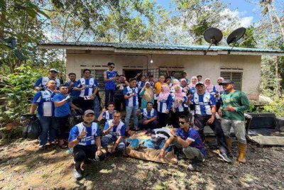 Sebahagian sukarelawan MTSP di hadapan rumah penduduk di Maran yang dibersihkan selepas terkesan akibat banjir baru-baru ini.