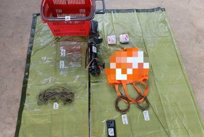 Rampasan barang kes susulan penahanan seorang lelaki warga Myanmar di rumah kongsi pekerja ladang di Sungai Jerik, Maran pada Ahad. - Foto Perhilitan