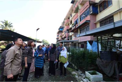 Sandrea (dua dari kiri) meninjau keadaan Rumah Pangsa Taman Bersatu, Kampung Boyan, Taiping sempena sesi Town Hall bersama penduduk pada Isnin.