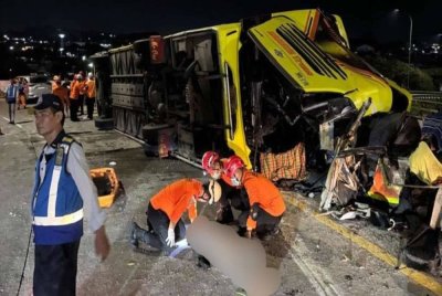 Anggota keselamatan sedang memberikan bantuan kepada salah seorang mangsa yang cedera. 