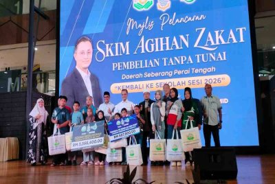 Mohamad (tengah) bergambar bersama penerima sumbangan Skim Agihan Zakat Pembelian Tanpa Tunai 'Kembali Ke Sekolah 2026' yang diadakan di MYDIN Bukit Mertajam, pada Isnin.