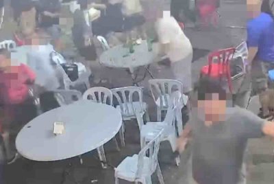 Insiden pergaduhan di sebuah kedai makan di Permas Jaya pada Sabtu tular di media sosial