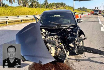 Keadaan kenderaan dipandu Raja Zulkifli (gambar kecil) dipercayai terbabas dalam kemalangan di Kilometer 306.6 Lebuhraya Pantai Timur 2 (LPT2) berhampiran Plaza Tol Kijal, pada Isnin.