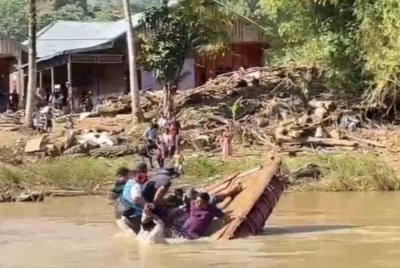 Mereka diselamatkan anggota tentera bersama komuniti setempat.