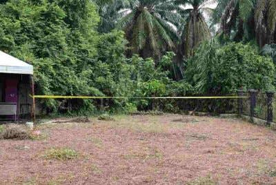 Mayat wanita ditemukan dalam beg yang ditanam di belakang sebuah rumah tidak berpenghuni di Kampung Batu 4, Pedas. Foto Bernama 