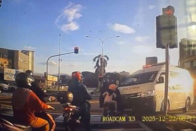 Rakaman video tular kemalangan di persimpangan lampu isyarat Jalan Usahawan 6 Setapak di Kuala Lumpur pada Isnin.