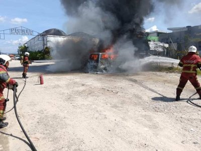Anggot bomba memadam api yang memusnahkan empat buah kenderaan. Foto: JBPM Pulau Pinang 