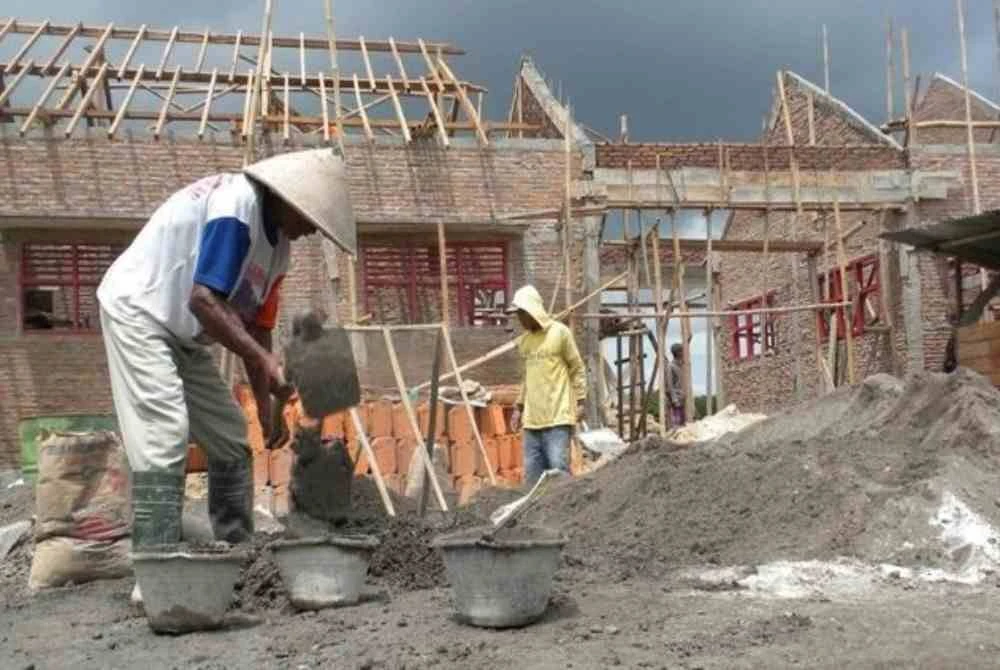 Sektor pertukangan yang sepatutnya menjadi sumber pendapatan warga tempatan, kini sudah dikuasai penuh oleh warga asing. Gambar hiasan