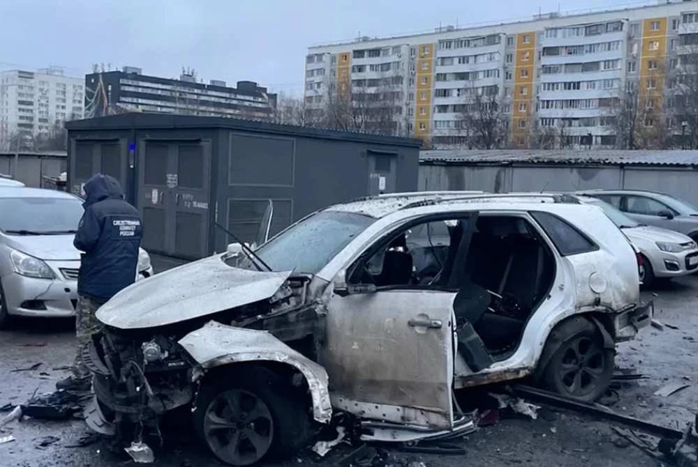 Seorang penyiasat menjalankan siasatan di lokasi kejadian di Moscow, tempat Leftenan Jeneral Fanil Sarvarov dilaporkan terbunuh dalam satu letupan bom kereta. Foto Reuters