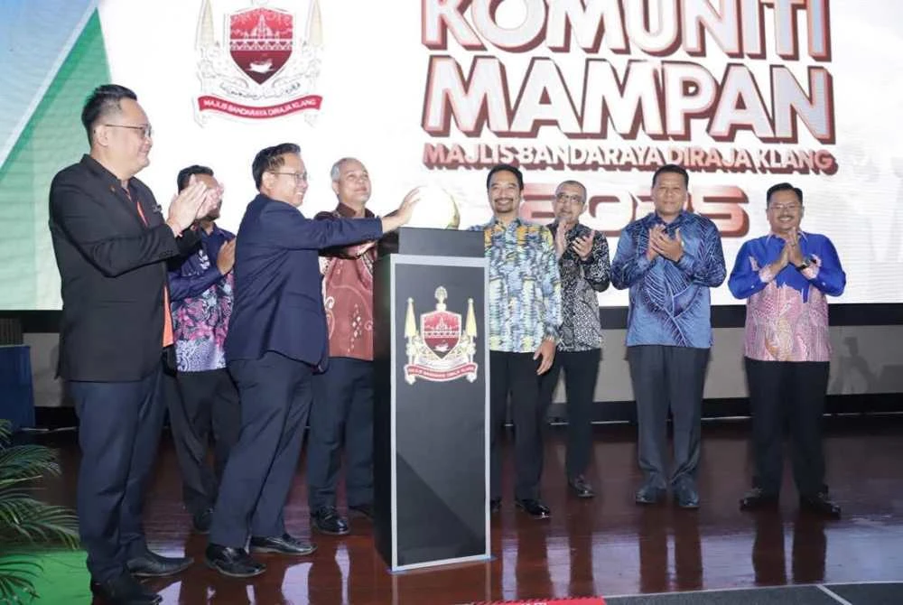 Abd Hamid (empat dari kiri) ketika merasmikan Majlis Anugerah Komuniti Mampan MBDK 2025 pada Khamis lalu.