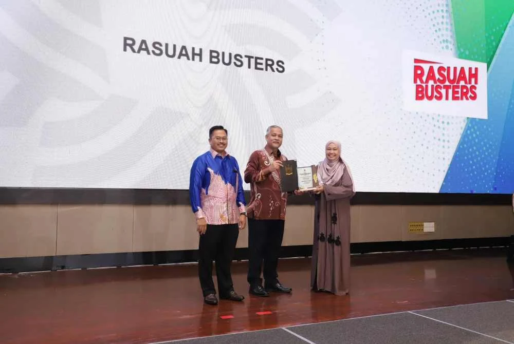 Wan Normi ketika menerima anugerah Rakan Strategik SDG menerusi inisiatif Bandar Rendah Karbon 2030 (LCC2030C) ketika Majlis Anugerah Komuniti Mampan MBDK 2025 pada Khamis lalu.