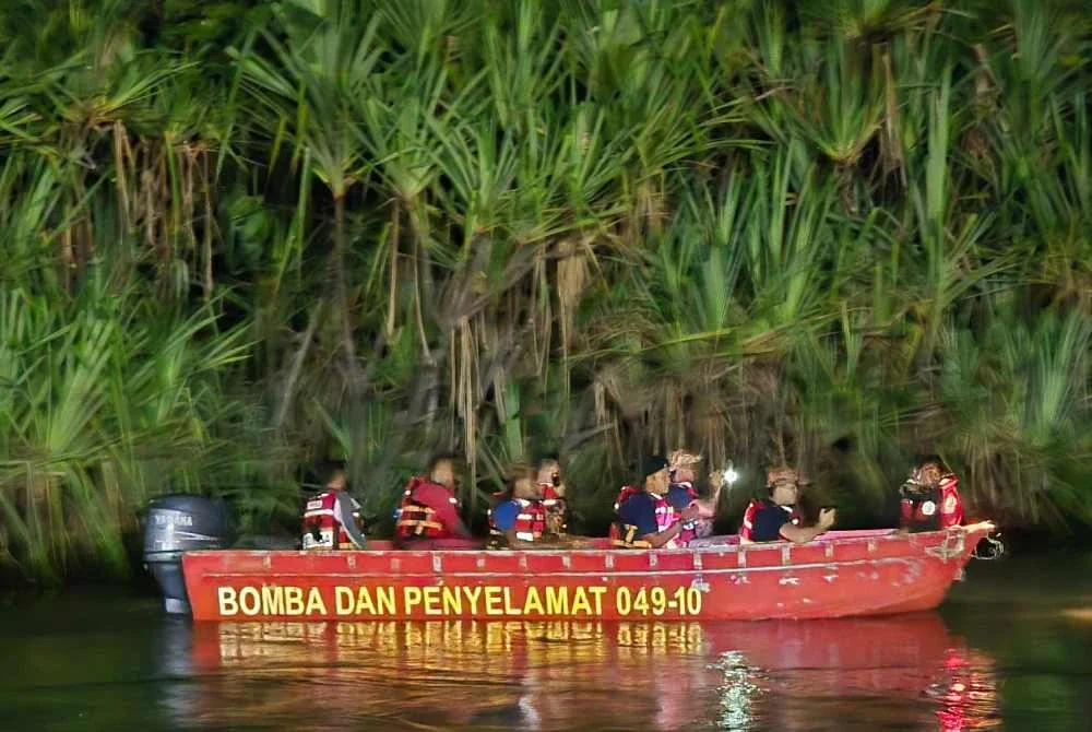 Operasi mencari dan menyelamat ketika mencari mangsa yang hilang. - Foto BBP Mersing