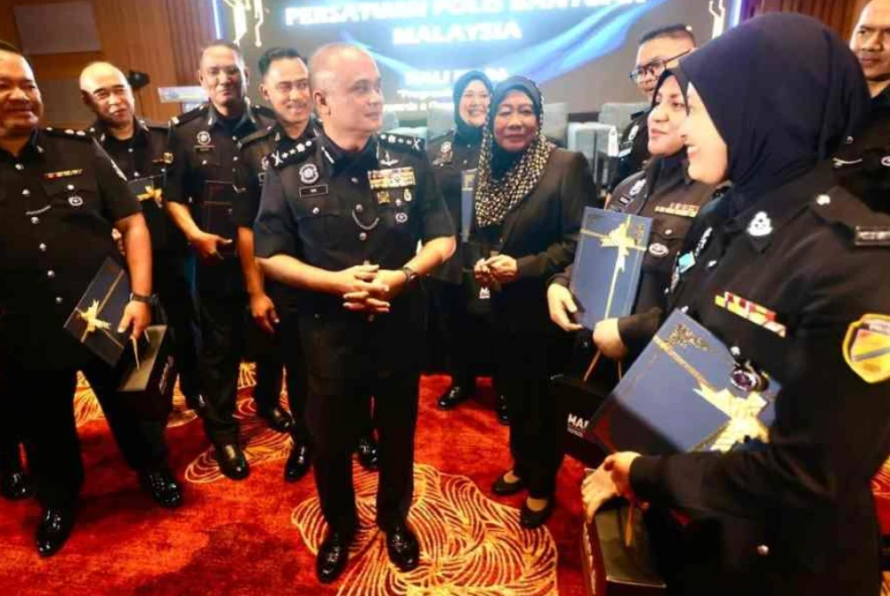 Nik Ros Azhan (tengah) hadir pada Majlis Penutup Persidangan Tahunan Persatuan Polis Bantuan Malaysia di Kuala Lumpur pada Selasa