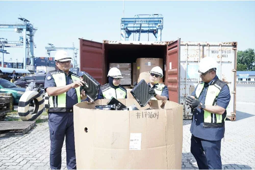 Mohamad Azhar (dua dari kanan) menunjukkan antara rampasan e-waste yang dirampas JKDM di Pelabuhan Klang pada 8 Oktober lalu. Foto: JKDM Selangor