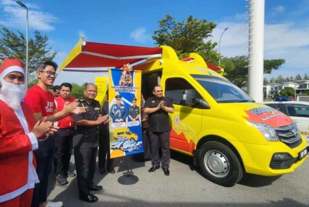 Mohd Hazimin (kanan) menyempurnakan pelancaran van STAR KPDN pada Selasa.